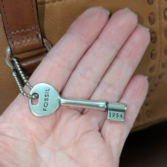 Fossil Y2K leather barrel shoulder bag with key! Clean and beautiful! - Picture 3 of 9